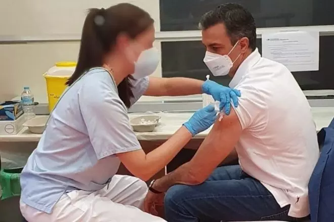Una enfermera vacuna al presidente del Gobierno, Pedro Sánchez. - TWITTER