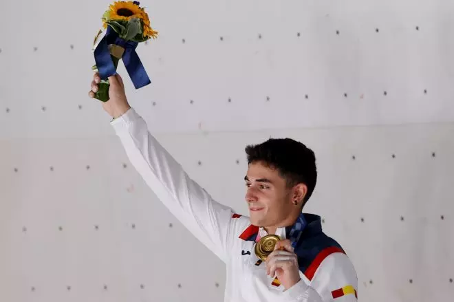 Alberto Ginés levanta la medalla de oro