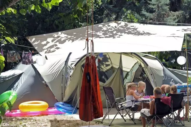 Una familia en un camping. AFP