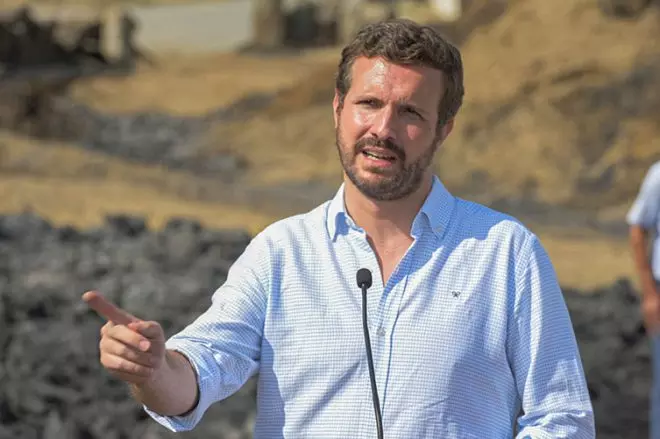 Pablo Casado visita las zonas afectadas por los incendios forestales de Ávila, el pasado martes.- GUSTAVO SERRANO (EUROPA PRESS)