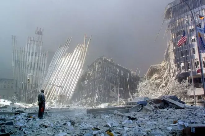 En esta foto de archivo, un hombre se alza entre los escombros después del colapso de la primera de las torres gemelas en el bajo Manhattan, Nueva York, el 11 de septiembre de 2001. AFP