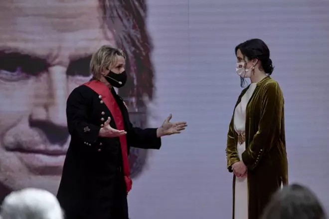 Nacho e Isabel Díaz Ayuso durante la entrega de la Gran Cruz de la Orden del Dos de Mayo. - EUROPA PRESS