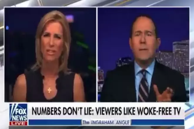 La presentadora de Fox News, Laura Ingraham, en pleno momento de confusión con el colaborador Raymond Arroyo