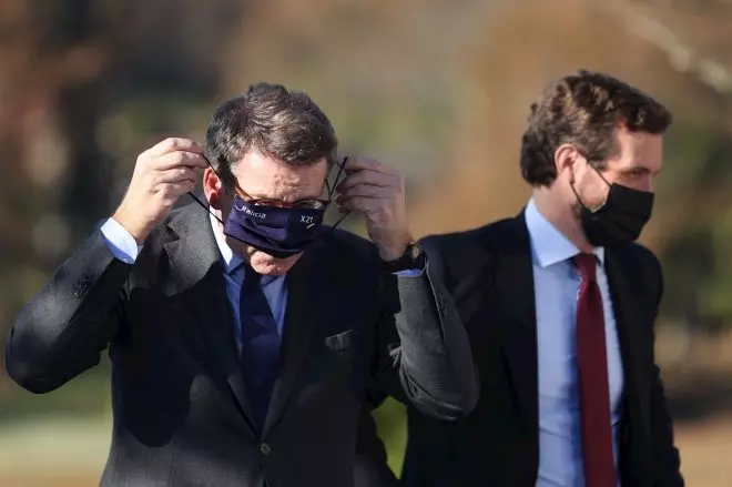 Pablo Casado y el presidente de la Xunta, Alberto Núñez Feijóo, durante su participación en la junta directiva provincial del partido en A Coruña. - Cabalar / EFE