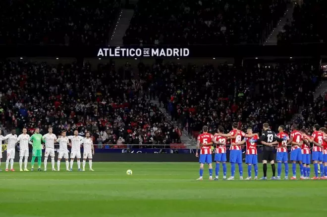 Los jugadores del Atlético de Madrid y del Mallorca guardan un minuto de silencio por Almudena Grandes al inicio del partido en el estadio Wanda Metropolitano de Madrid.- Juan Carlos Hidalgo / EFE
