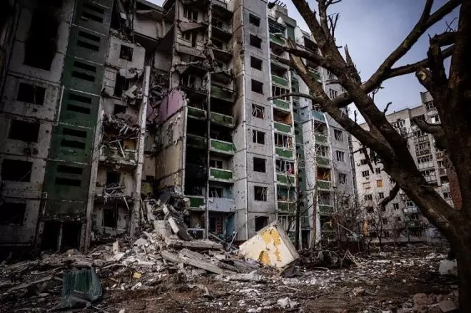 La imagen tomada el 4 de marzo de 2022 muestra un edificio residencial dañado durante un bombardeo el día anterior en la ciudad de Chernihiv. Dimitar DILKOFF / AFP