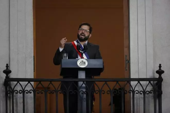 Gabriel Boric pronuncia su primer discurso como presidente de Chile desde el balcón del Palacio La Moneda.- Alberto Valdes / EFE