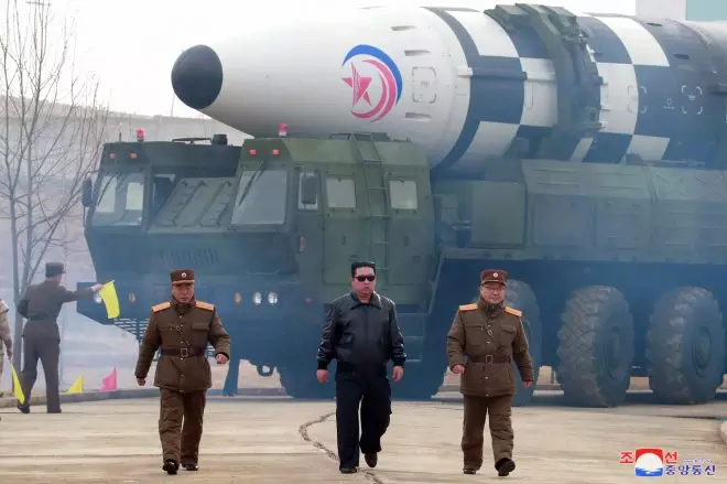 Una imagen difundida por la agencia oficial norcoreana KCNA muestra a Kim Jong-Un durante la presentación de su nuevo misil intercontinental (ICBM) Hwasong-17.- EFE/EPA/KCNA