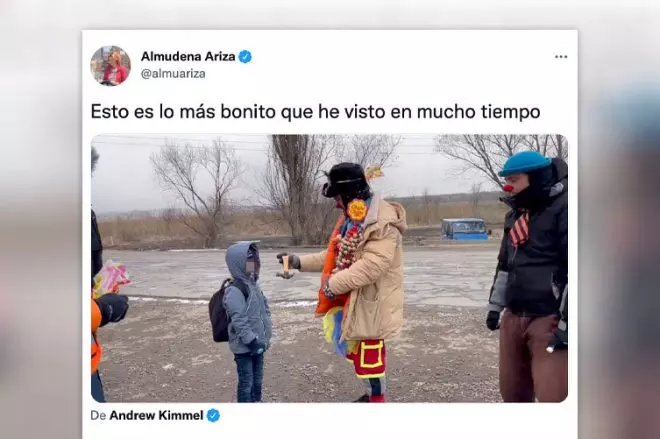 Vídeo compartido por Almudena Ariza de un payaso haciendo reír a niños refugiados ucranianos