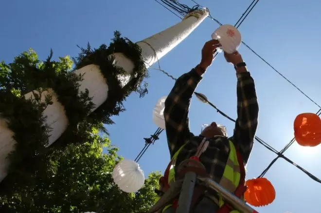 Un trabajador, en la Feria de Abril de 2017, en una imagen de archivo.- Europa Press