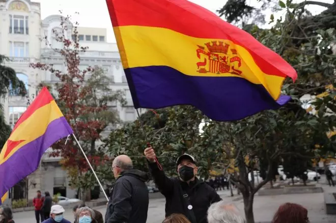 Un hombre ondea una bandera republicana en una manifestación por las víctimas del franquismo, frente al Congreso de los Diputados.- Isabel Infantes / Europa Press