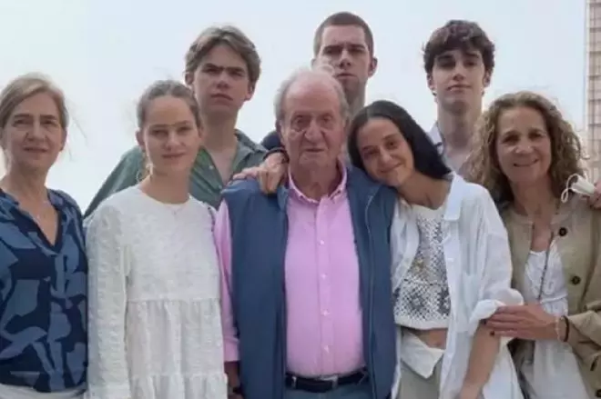 El rey emérito, Juan Carlos I, posa en Abu Dabi junto a sus hijas y algunos nietos.- Europa Press