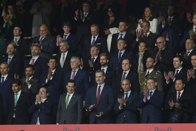 El rey Felipe VI y demás autoridades antes del inicio de la final de la Copa del Rey en el estadio de La Cartuja, en Sevilla. EFE / Julio Muñoz