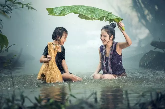 Una niña y una mujer comparten un momento de felicidad.- Pixabay