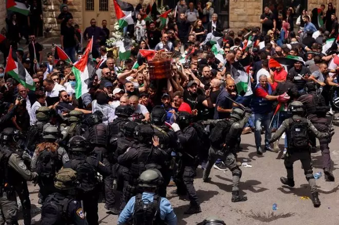 El momento en el que el féretro de la periodista Shireen Abu Akleh era trasladado por las calles de Jerusalén.- Ammar Awad / Reuters