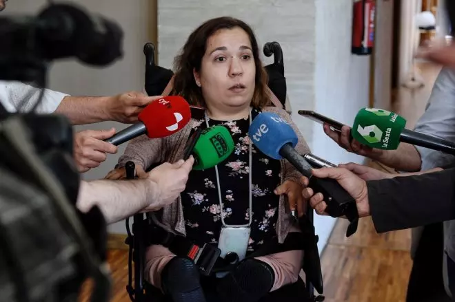 La procuradora del PSCYL Noelia Frutos atiende a los medios de comunicación. —EFE/Nacho Gallego