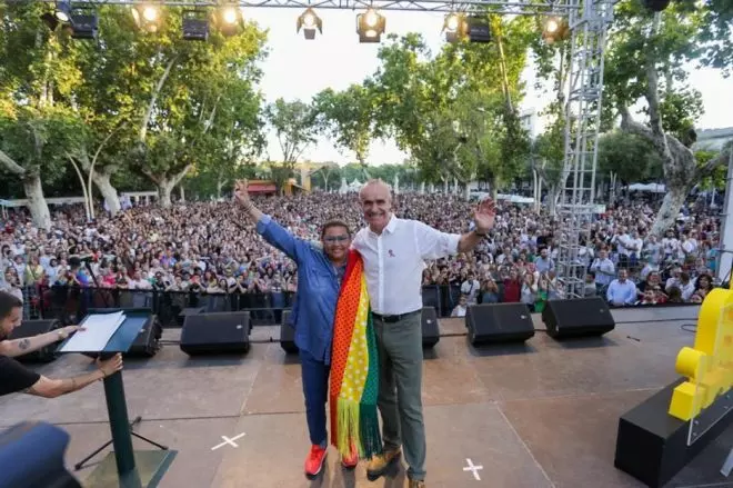 Imagen de María del Monte junto al alcalde de Sevilla en el pregón del Orgullo 2022 - Twitter