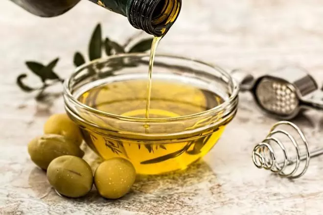 Un cuenco con aceite, junto a unas aceitunas, en una imagen de archivo.- Pixabay