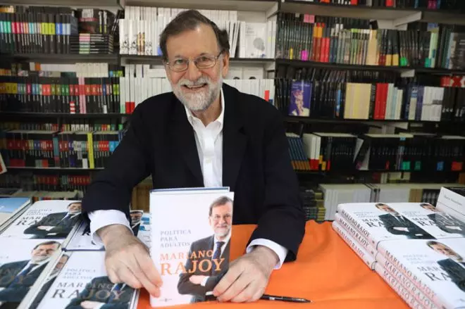 El expresidente Mariano Rajoy firma libros del autor Mariano Rajoy en la Feria del Libro. - Isabel Infantes / EUROPA PRESS