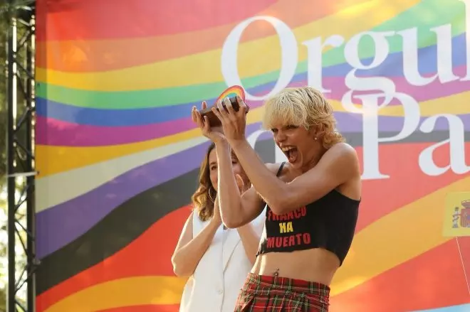 La cantante Samantha Hudson el Día Internacional del Orgullo LGTBI, a 27 de junio de 2022, en Madrid. — Isabel Infantes / EUROPA PRESS