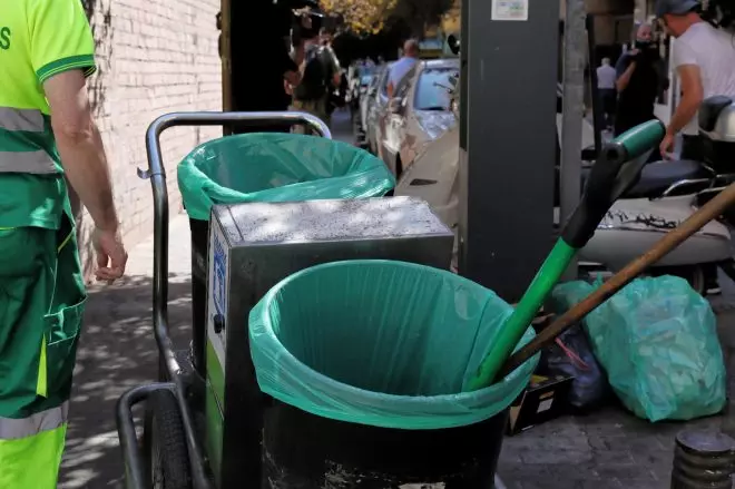 Un carro de la limpieza del servicio de barrenderos del Ayuntamiento de Madrid en una calle del centro de la ciudad. Jesús Hellín / Europa Press