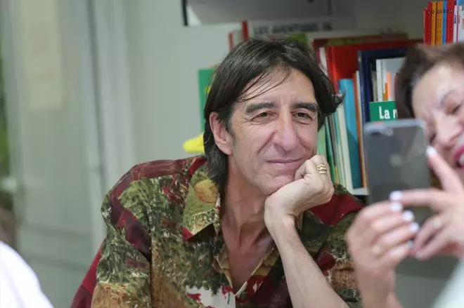 El poeta Benjamín Prado firma en una de las casetas de la Feria del Libro 2022, en el Parque de El Retiro, a 29 de mayo de 2022, en Madrid (España). — Isabel Infantes/Europa Press