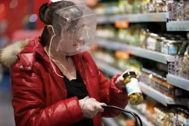 Una mujer hace la compra con un plástico en la cara / TWITTER