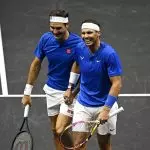 Roger Federer y Rafa Nadal se dan la mano emocionados durante un momento del partido de despedida del tenis del suizo.- Dylan Martinez / Reuters