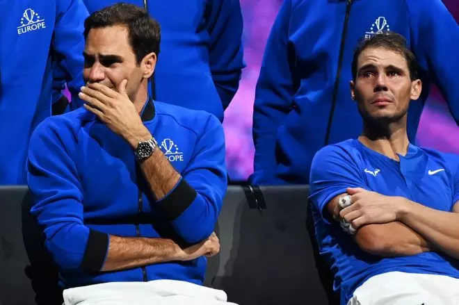 Roger Federer y Rafa Nadal lloran en la despedida del suizo del tenis profesional.- Andy Rain / EFE / EPA