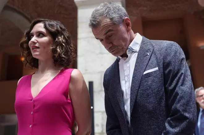 La presidenta de la Comunidad de Madrid, Isabel Díaz Ayuso junto a Toni Cantó, durante la presentación de la segunda edición de Hispanidad 2022.- Eduardo Parra / Europa Press