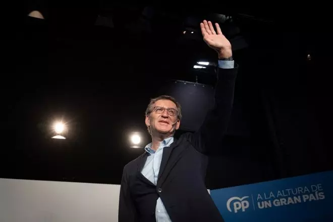 El presidente del PP, Alberto Núñez Feijóo, saluda en la inauguración de la ronda de convenciones sectoriales del PP en Barcelona.- David Zorrakino / Europa Press