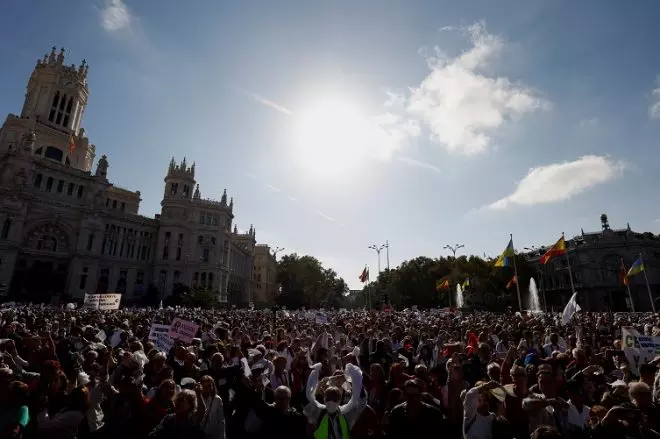 La multitudinaria manifestación contra el plan de Ayuso de urgencias extrahospitalarias en Madrid, a su paso por Cibeles.- Susana Vera / REUTERS
