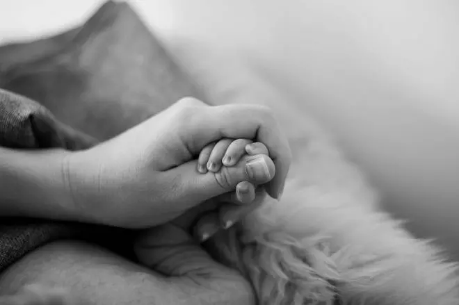 Una persona coge la mano de un bebé, en una imagen de archivo.- Pixabay