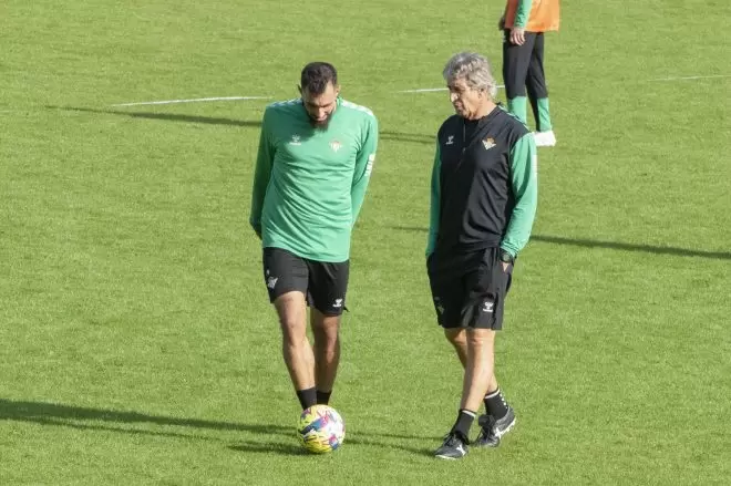 El entrenador del Real Betis Manuel Pellegrini conversa con el delantero Borja Iglesias. EFE/David Arjona