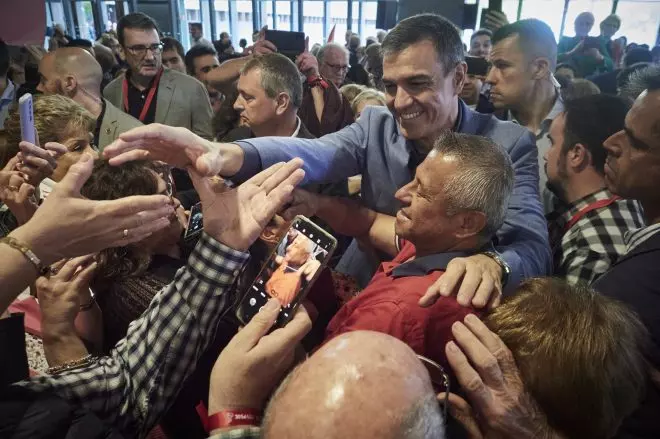 Pedro Sánchez saluda a los asistentes a un acto del PSOE por el Día de la Rosa en Pamplona. / Eduardo Sanz (Europa Press)