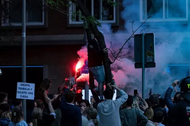 Un grupo de personas, en una manifestación convocada por Desokupa contra la ocupación de los inmuebles de la plaza Bonanova 'La Ruïna' y 'El Kubo', a 11 de mayo de 2023, en Barcelona.- Lorena Sopêna / Europa Press