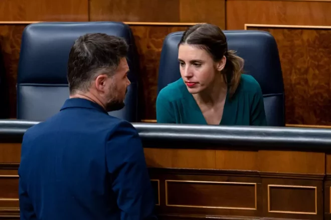 La ministra de Igualdad, Irene Montero, conversa con el portavoz de ERC, Gabriel Rufián, a su llegada al pleno del Congreso de los Diputados, en una foto de archivo.- Fernando Villar / EFE