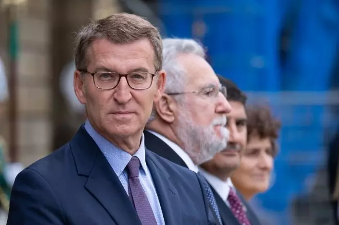 El presidente del Partido Popular, Alberto Núñez Feijóo, asiste a la tradicional ofrenda al Apóstol, a 25 de julio de 2023, en Santiago de Compostela, A Coruña.- César Arxina / Europa Press