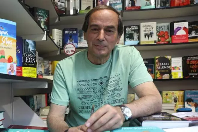 El periodista y escritor Isaías Lafuente en una imagen de archivo durante la Feria del Libro de Madrid de 2022. - Isabel Infantes / Europa Press