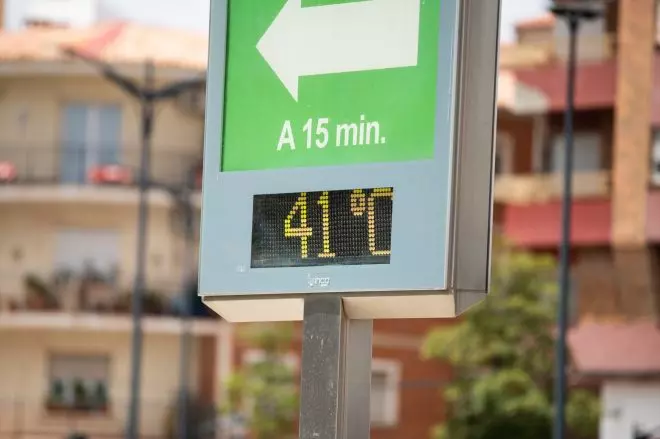 Un termómetro situado en el cruce de la Calle Hellín con la Avenida de España marca 41º C, a 11 de julio de 202, en Albacete.- Víctor Fernández / Europa Press