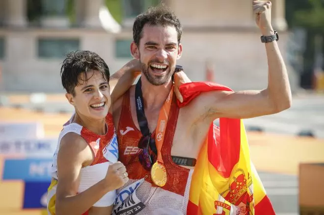 Los marchadores españoles Álvaro Martín y María Pérez muestran su alegría con la medalla de oro en los 35 kilómetros en los Mundiales de atletismo que se disputan en Budapest.- Javier Etxezarreta / EFE