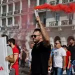 Un hombre participa en las protestas contra la nueva legislación laboral de Grecia, a 21 de septiembre de 2023 en Atenas.- Louisa Gouliamaki / Reuters