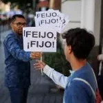 Dos personas sujetan pancartas con el nombre mal escrito del líder del PP, Alberto Núñez Feijóo, previo a la manifestación organizada por el PP, a 24 de septiembre de 2023.- Alejandro Martínez Vélez / Europa Press