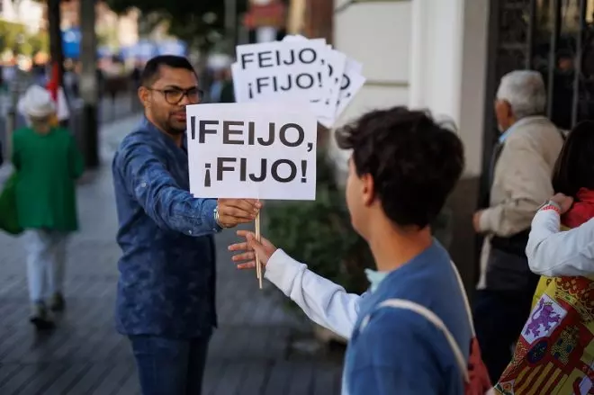 Dos personas sujetan pancartas con el nombre mal escrito del líder del PP, Alberto Núñez Feijóo, previo a la manifestación organizada por el PP, a 24 de septiembre de 2023.- Alejandro Martínez Vélez / Europa Press