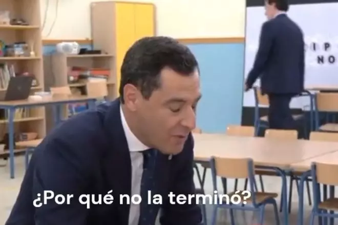 El presidente andaluz, Juan Manuel Moreno Bonilla, durante su entrevista con dos alumnos de Primaria.