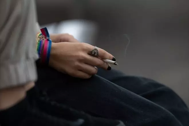 Una mujer joven fuma en la calle, en una imagen de archivo. - David Zorraquino / Europa Press