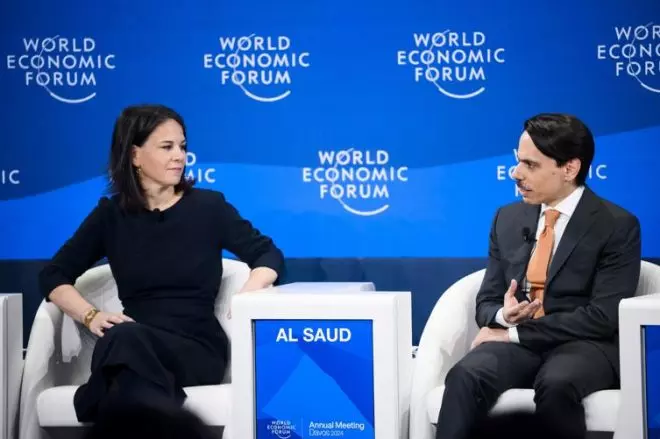 A la derecha de la imagen, el príncipe Faisal bin Farhan, ministro de Asuntos Exteriores de Arabia Saudí, conversa con Annalena Baerbock, su homóloga alemana en Davos. - Laurent Gillieron | EFE/EPA