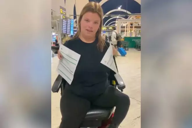 Captura de vídeo publicado por la joven discapacitada en el que denuncia la actitud de Ryanair. - X