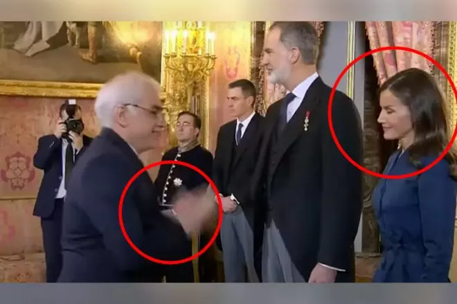 El extraño saludo del embajador de Irán a la reina Letizia.