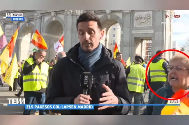 El momento en que una espontánea interrumpe a un reportero de TV3 en Madrid.